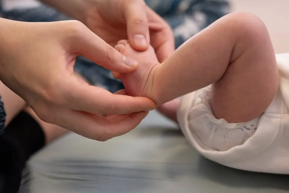 BETELT Babamasszázs és gyógytorna - A lépések (álló, totyógó, járó gyermekeknek)